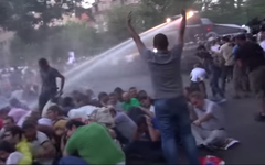 Акция протеста в Ереване. Стоп-кадр с видео в YouTube Акция протеста в Ереване. Стоп-кадр с видео в YouTube