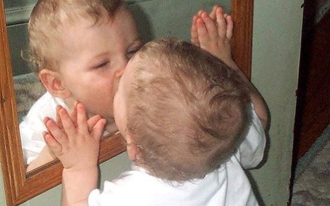 Реакция ребенка на своё отражение. Фото с сайта wikimedia.org