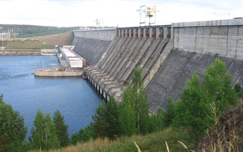 Плотина Усть-Илимской ГЭС. На переднем плане — слив. Фото с сайта wikimedia.org