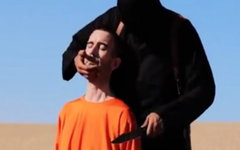 Боевик готовится казнить британца. Стоп-кадр с видео в YouTube Боевик готовится казнить британца. Стоп-кадр с видео в YouTube