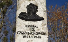 Памятник генералу Черняховскому в Пененжно. Фото с сайта ro.com.pl Памятник генералу Черняховскому в Пененжно. Фото с сайта ro.com.pl