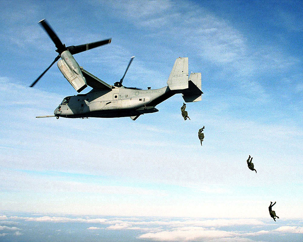 Десантирование с конвертоплана V-22 морпехов США. Фото с сайта wikimedia.org Десантирование с конвертоплана V-22 морпехов США. Фото с сайта wikimedia.org