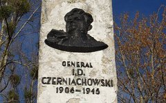 Памятник генералу Черняховскому в Пененжно. Фото с сайта ro.com.pl Памятник генералу Черняховскому в Пененжно. Фото с сайта ro.com.pl