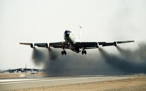 Взлет Boeing KC-135. Фото с сайта wikimedia.org Взлет Boeing KC-135. Фото с сайта wikimedia.org