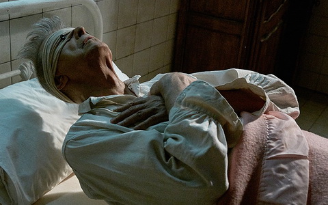 Дэвид Боуи. Кадр из клипа «Lazarus»