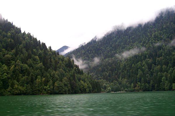Абхазия. Озеро Рица. Фото с сайта megabook.ru
