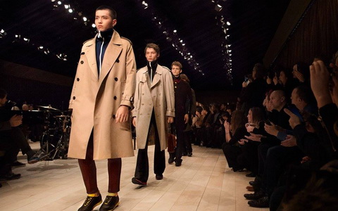Показ мужской коллекции Burberry. Фото с офстраницы бренда в Facebook Показ мужской коллекции Burberry. Фото с офстраницы бренда в Facebook