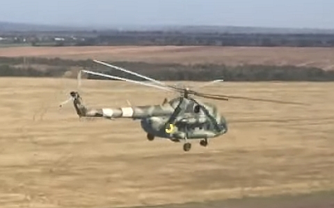 Украинский вертолет Ми-8 МТ в зоне АТО. Стоп-кадр из видео в YouTube