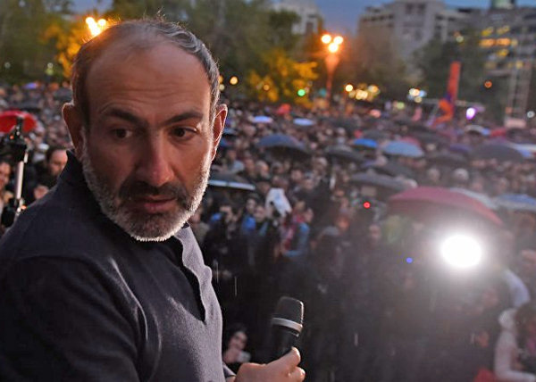 Никол Пашинян на акции протеста в Армении. Фото с сайта armeniasputnik.am