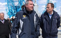 Игорь Комаров и Дмитрий Рогозин на космодроме Восточный. Фото с сайта wikimedia.org