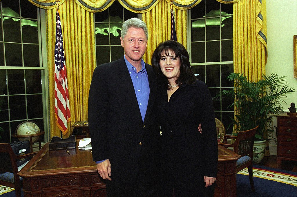 Моника Левински с Биллом Клинтоном. Фото Clinton White House с сайта ru.wikipipedia.org Моника Левински спродюсирует фильм о публичном унижении