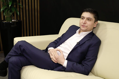 Умид Исабоев. Кадр видео telegram-канал «Mash» Маляр-узбек сыграет Зеленского в российской комедии об Украине