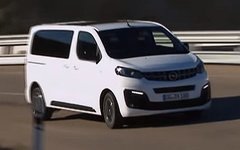 Opel Zafira Life. Стоп-кадр из видео в YouTube