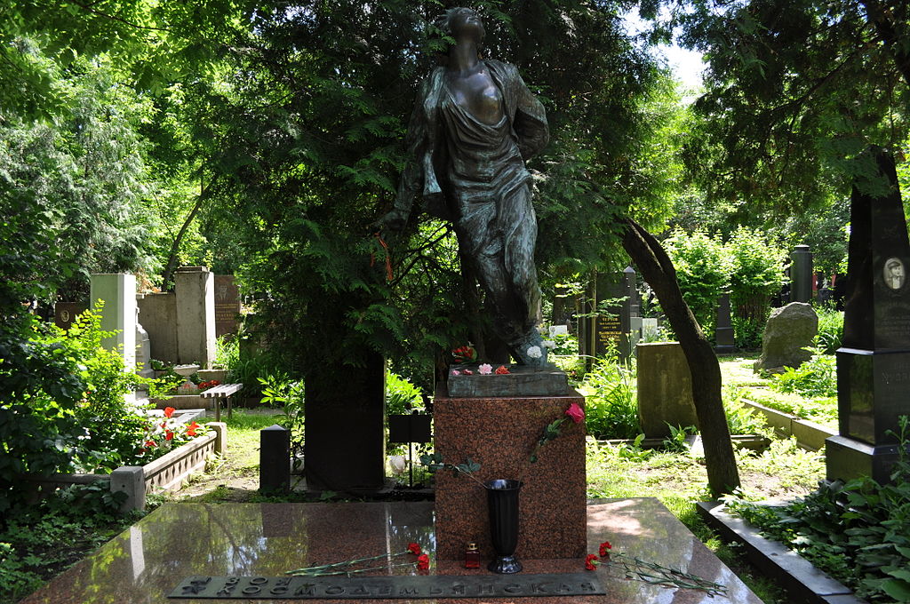 Памятник Зое Космодемьянской на Новодевичьем кладбище. Фото с сайта ru.wikipedia.org Стартовали съемки художественного фильма о Зое Космодемьянской