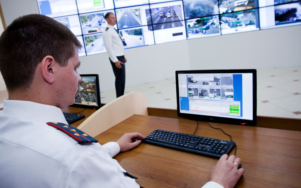 Оператор в центре ГИБДД © KM.RU Оператор в центре ГИБДД © KM.RU