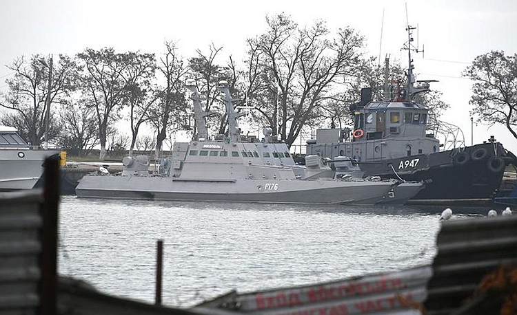Удерживаемые корабли на рейде в Керчи. Фото с сайта glava.rk.gov.ru Корабли Украины
