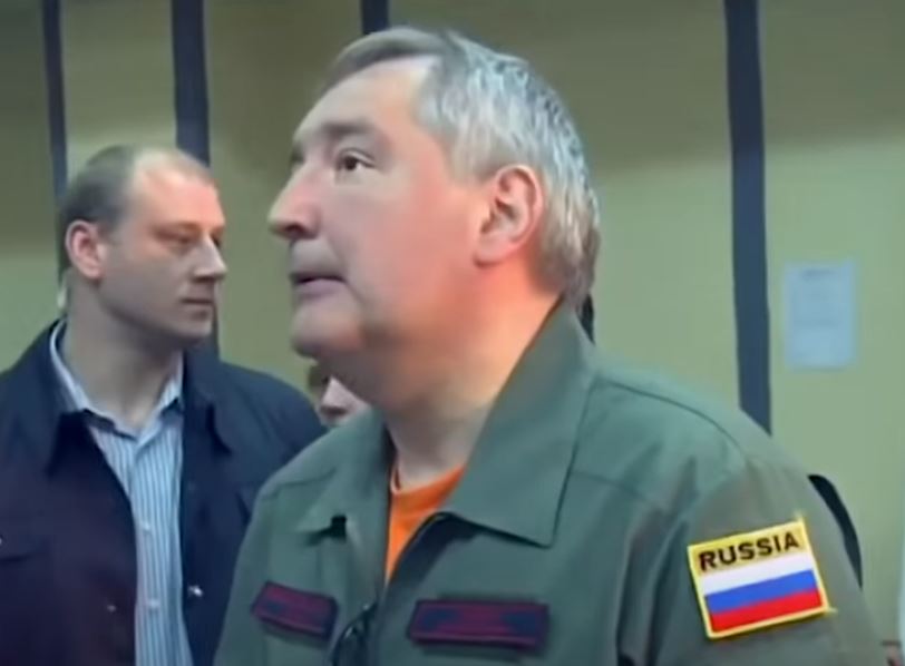 Стоп-кадр из видеоклипа к песне «Рвем небо мы в клочья»