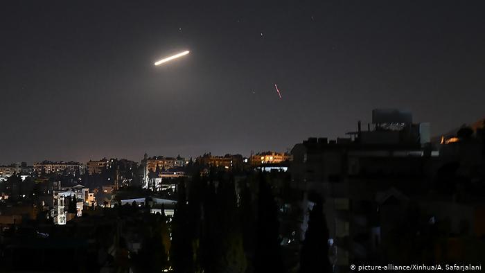 Фото с сайта dw.com Ракета сирийских ПВО в небе над Дамаском