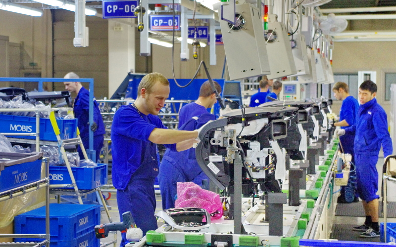 Линия сборки передних панелей © KM.RU, Кирилл Савченко
