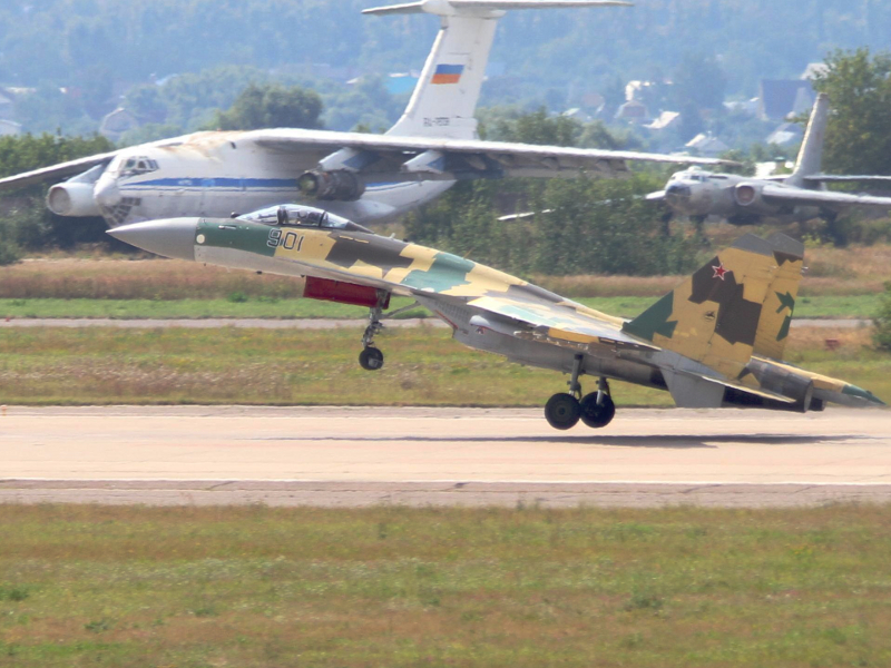 © KM.RU, Илья Шабардин Взлет истребителя Су-35 © KM.RU, Илья Шабардин