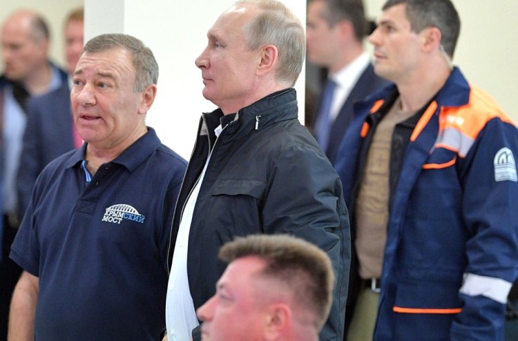 Путин и Ротенберг во время посещения Единого центра управления дорожным движением. Фото с сайта kremlin.ru Путин и Ротенберг