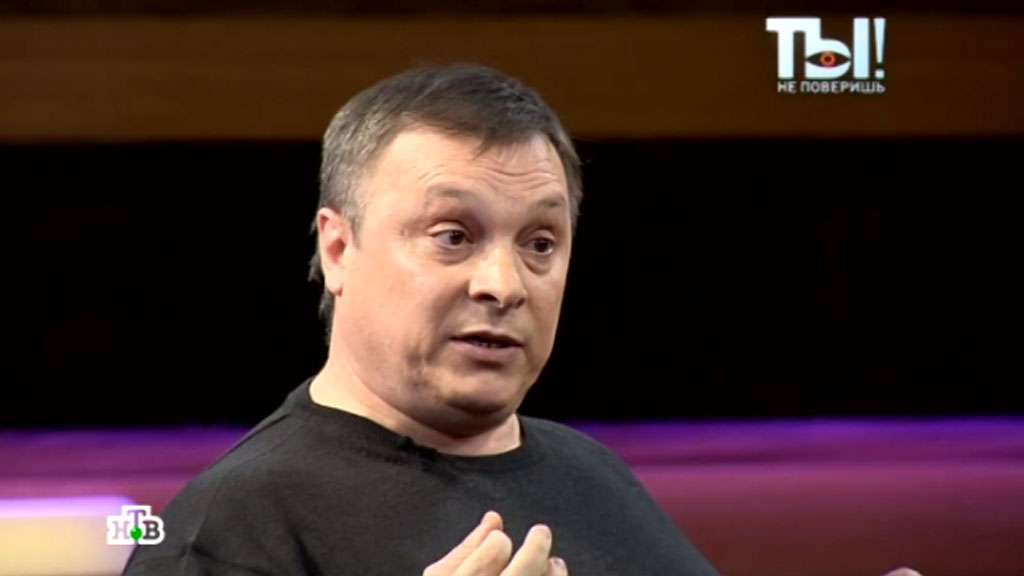 Андрей Разин. Сттоп-кадр с видео Андрей Разин объявил половину российских звезд алкоголиками и наркоманами
