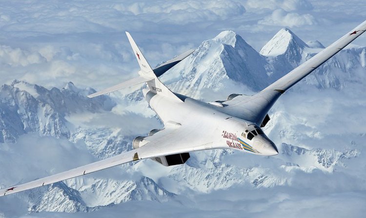 Стратегический бомбардировщик-ракетоносец Ту-160. Фото с сайта mil.ru