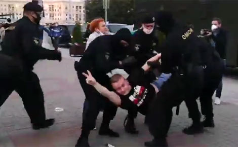 Скриншот с YouTube Массовые задержания в Минске