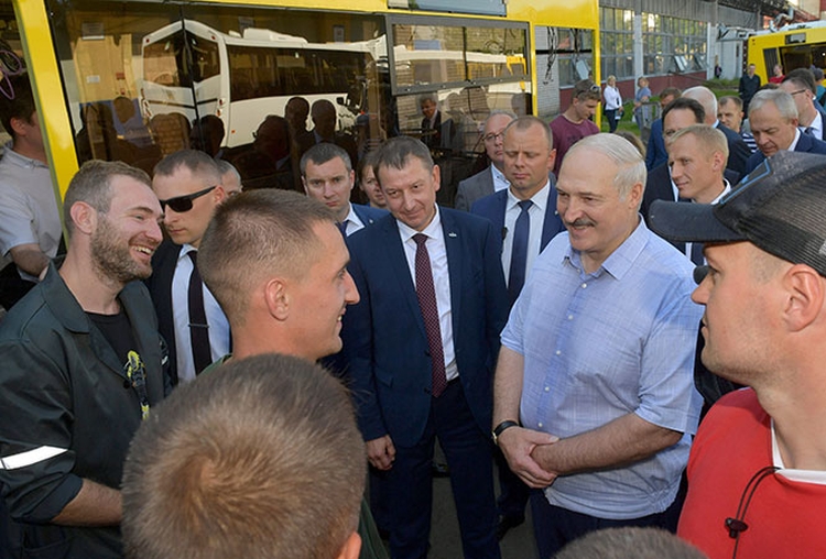 Лукашенко во время встречи с коллективом МАЗа, 17 августа 2020 года. Фото с сайта president.gov.by Во время встречи с рабочими МАЗа