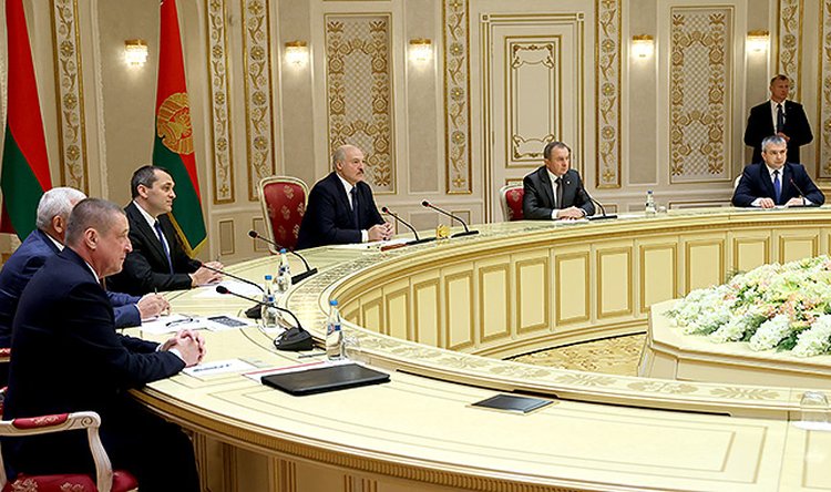 Встреча Александра Лукашенко с губернатором Приморского края Олегом Кожемяко. Фото с сайта president.gov.by Лукашенко на встрече с губернатором Приморского края Кожемяко