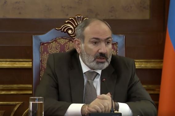 Стоп-кадр из видео на странице Пашиняна в соцсети