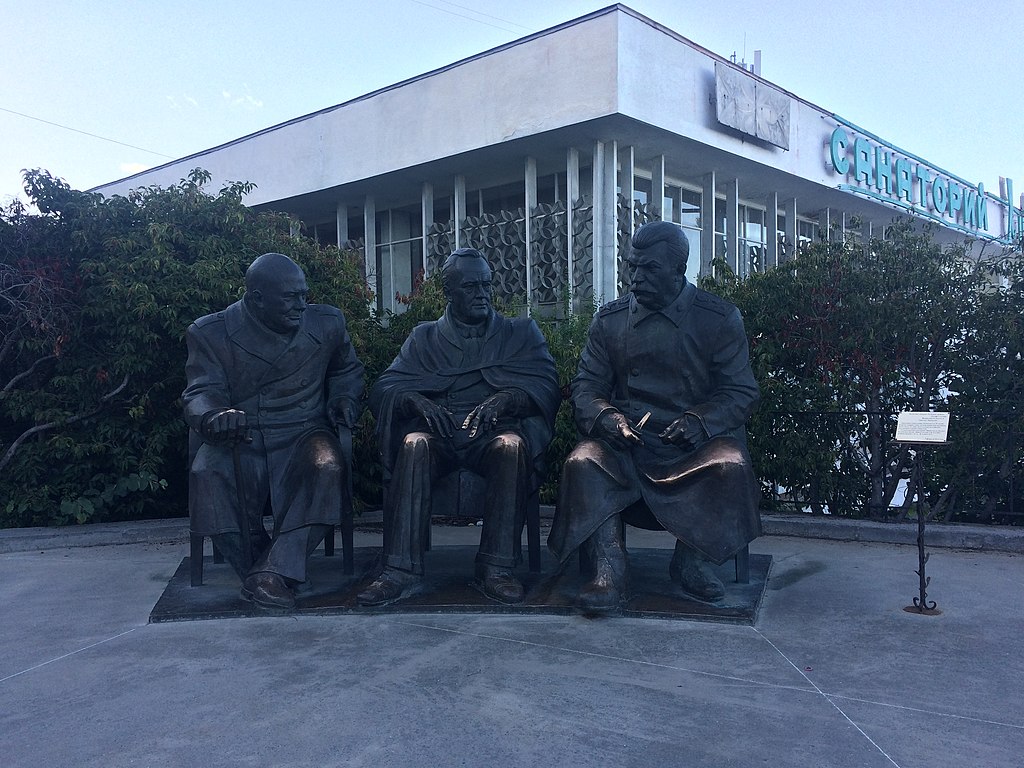 Скульптура "Сталин-Рузвельт-Черчилль" в Ливадийском дворце. Фото Vitalyazub с сайта ru.wikipedia.org