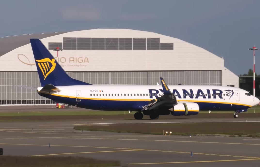 Посадка самолёта Ryanair. Стоп-кадр из видео