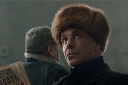 Cтоп-кадр из видео Лидер Rammstein снял клип в антураже советской Москвы