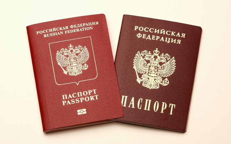 Фото © KM.RU, Алексей Белкин Российский и заграничный паспорта