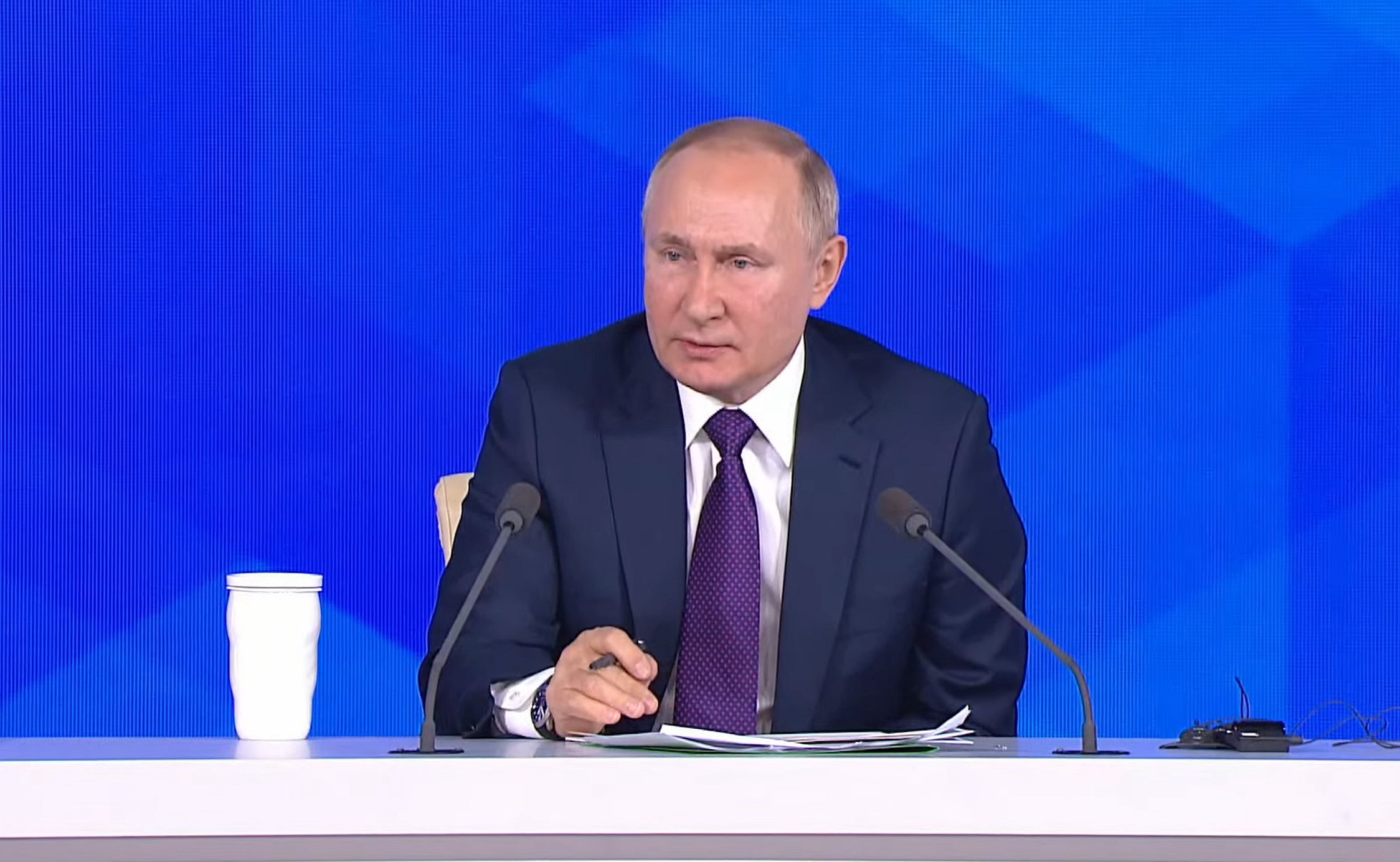 Стоп-кадр из видеотрансляции Путин
