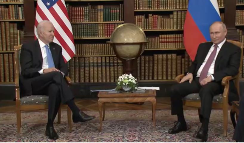 Джо Байден и Владимир Путин. Стоп-кадр из видеотрансляции Джо Байден и Владимир Путин