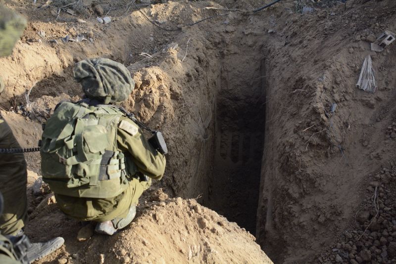 Фото © Israel Defense Forces Израильский военный около входа в тоннели ХАМАС