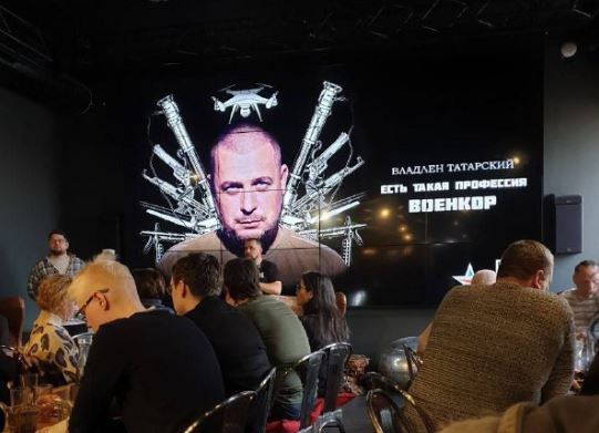 Фото из соцсети, сделанное перед началом творческого вечера Владлена Татарского