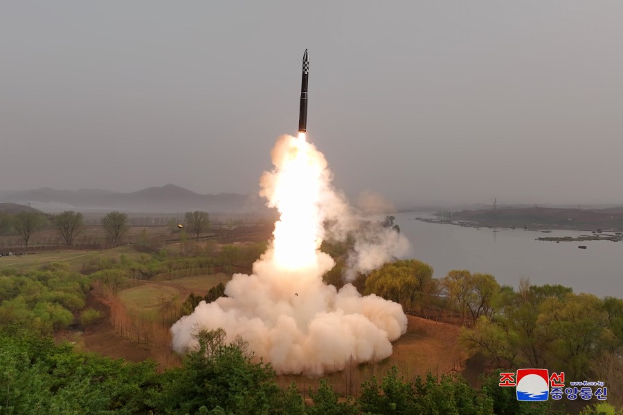 Запуск ракеты "Хвасон-18". Фото с сайта kcna.kp/kp Запуск ракеты "Хвасон-18"