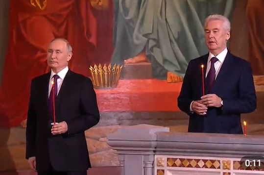 Путин и Собянин на пасхальном богослужении в храме Христа Спасителя в Москве. Сто-кадр из видео
