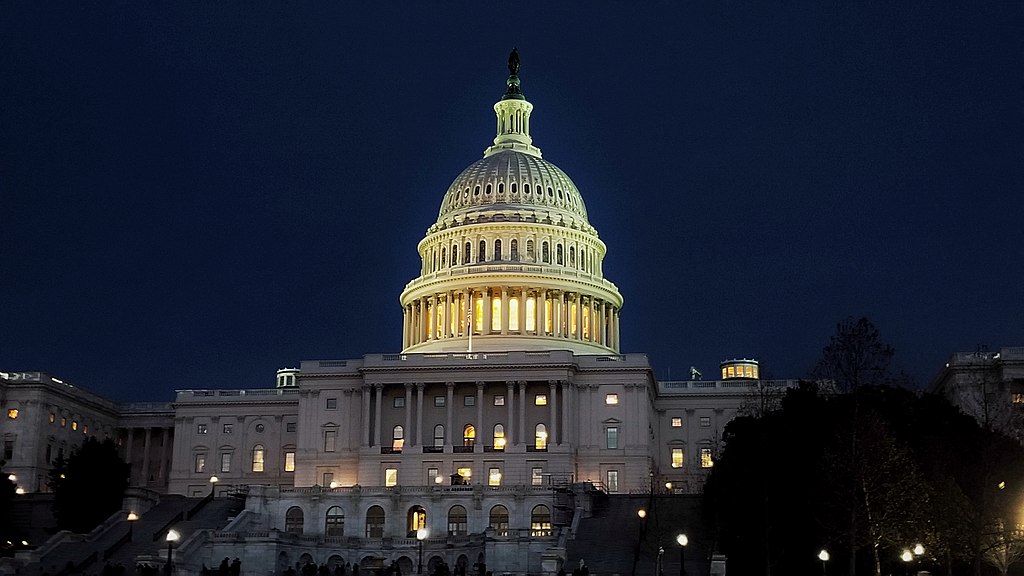 Фото ©<a href="https://commons.wikimedia.org/wiki/User:Jack_a_lanier">Jackson Lanier</a> /<a href="https://commons.wikimedia.org/wiki/File:US_Capitol_Building_after_sunset.jpg">US Capitol Building after sunset.</a>/<a href="https://creativecommons.org/licenses/by-sa/4.0/deed.en">CC BY-SA 4.0</a>