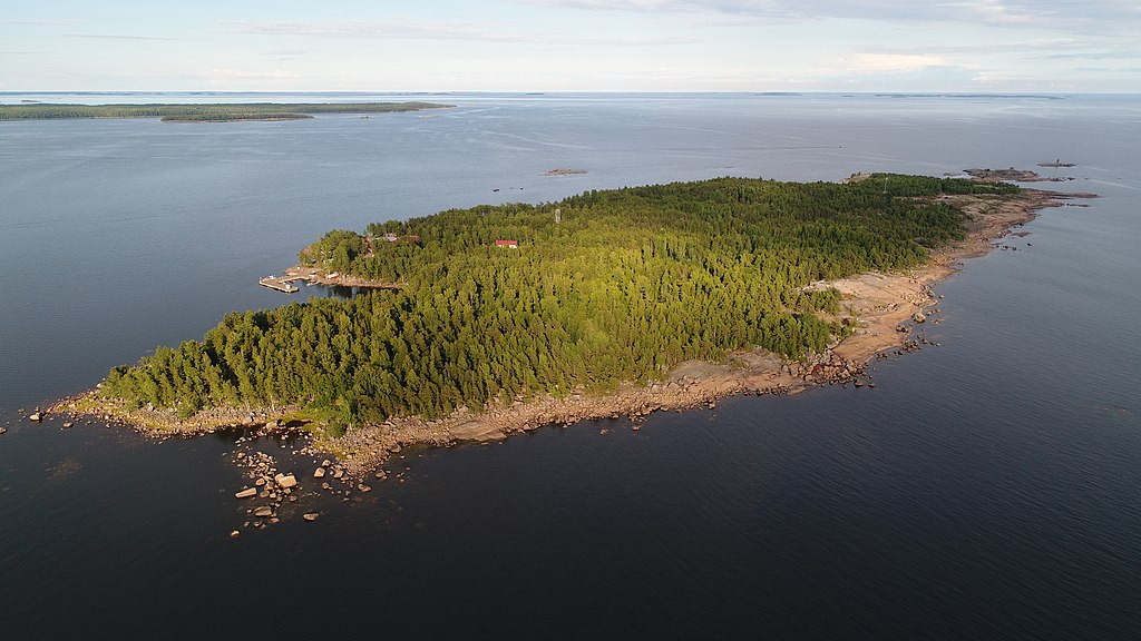 Фото © Kotkansaaret <a href="https://commons.wikimedia.org/wiki/File:Rankki_pohjoisesta.jpg">Rankki pohjoisesta</a>/<a href="https://creativecommons.org/licenses/by-sa/4.0/deed.en">CC BY-SA 4.0</a>