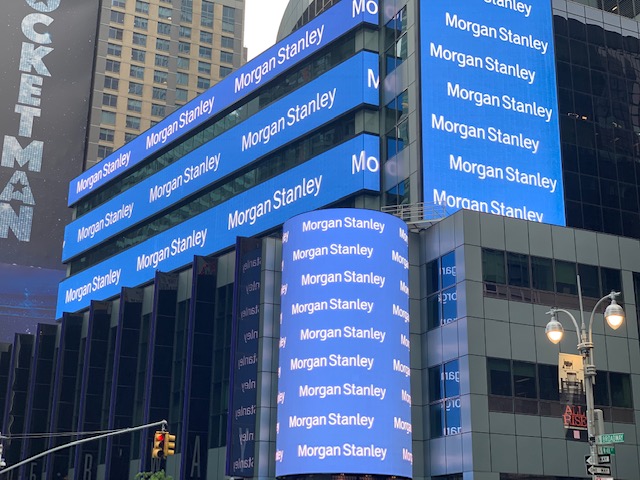 Фото ©Icc1977/<a href="https://commons.wikimedia.org/wiki/File:MorganStanley_HQ_TimesSquare_May_2019.jpg">Morgan Stanley HQ Times Square May 2019</a>/<a href="https://creativecommons.org/licenses/by-sa/4.0/deed.en">CC BY-SA 4.0</a>