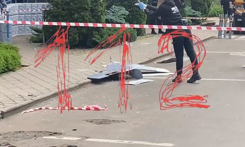 Последствия падения беспилотника на Ленинском проспекте. Скриншот видео/Telegram-канал 112