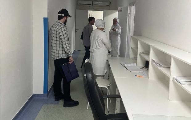 Предположительно, сотрудники полиции пришли опрашивать пострадавших. Фото: Телеграм-канал Ксении Собчак