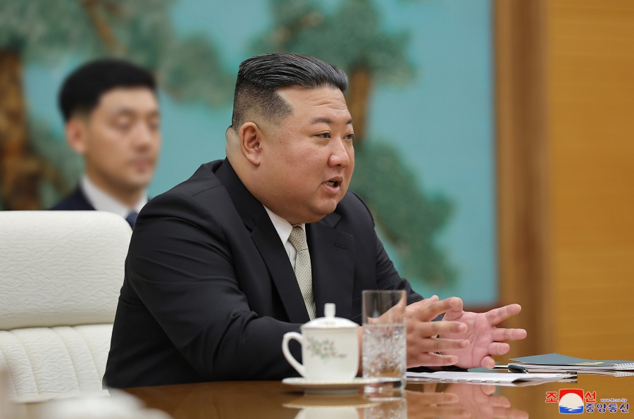 Ким Чен Ын © Kcna.kp Ким Чен Ын © KM.RU, Фото: Kcna.kp