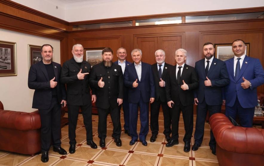 Адам Делимханов (второй слева), Рамзан Кадыров (третий слева) и Вячеслав Володин (в центре) на встрече с Игорем Игошиным (третий справа). Фото: adelimkhanov_95 / Telegram