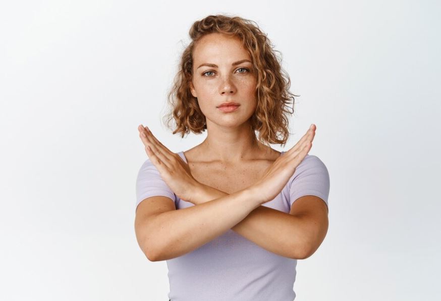 Фото: <a href="https://www.freepik.com/free-photo/serious-young-woman-shows-cross-stop-gesture-looking-unamused-saying-no-forbid-something-standing-white_19982597.htm#query=%D0%B7%D0%B0%D0%BF%D1%80%D0%B5%D1%82&position=3&from_view=search&track=ais&uuid=c5bace70-5cab-4804-bec3-f812685bb8f4">Image by cookie_studio</a> / Freepik
