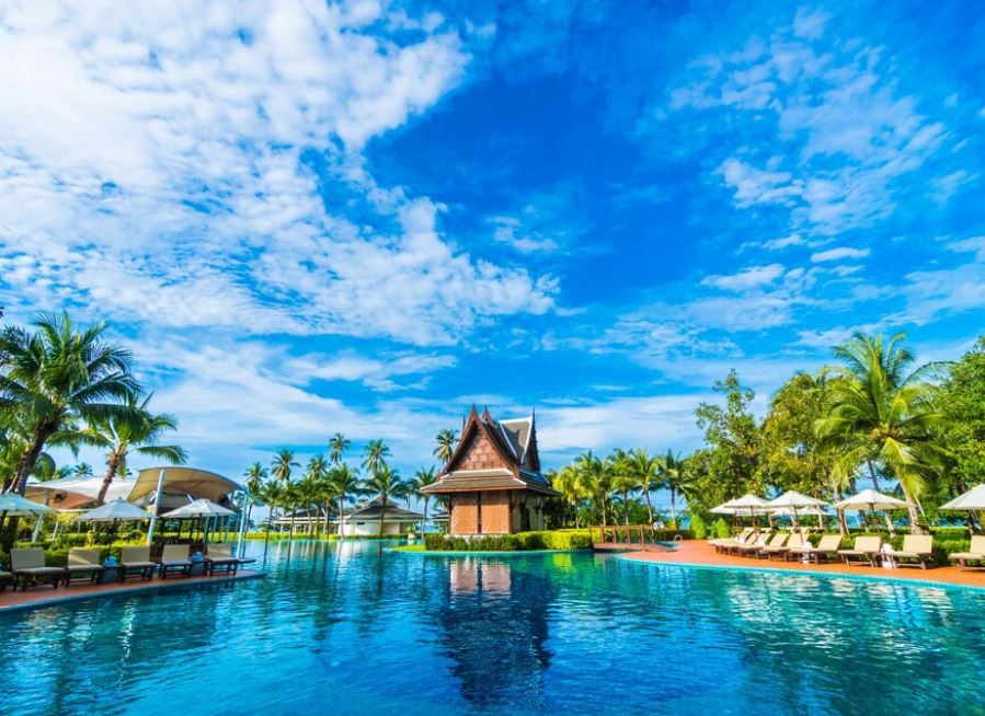 Фото: <a href="https://www.freepik.com/free-photo/umbrella-chair-around-swimming-pool_1026821.htm#query=%D0%B1%D0%B0%D0%BB%D0%B8&position=23&from_view=search&track=ais&uuid=044f7b62-a603-4251-a0e6-2d89bbf57d73">mrsiraphol</a> / Freepik